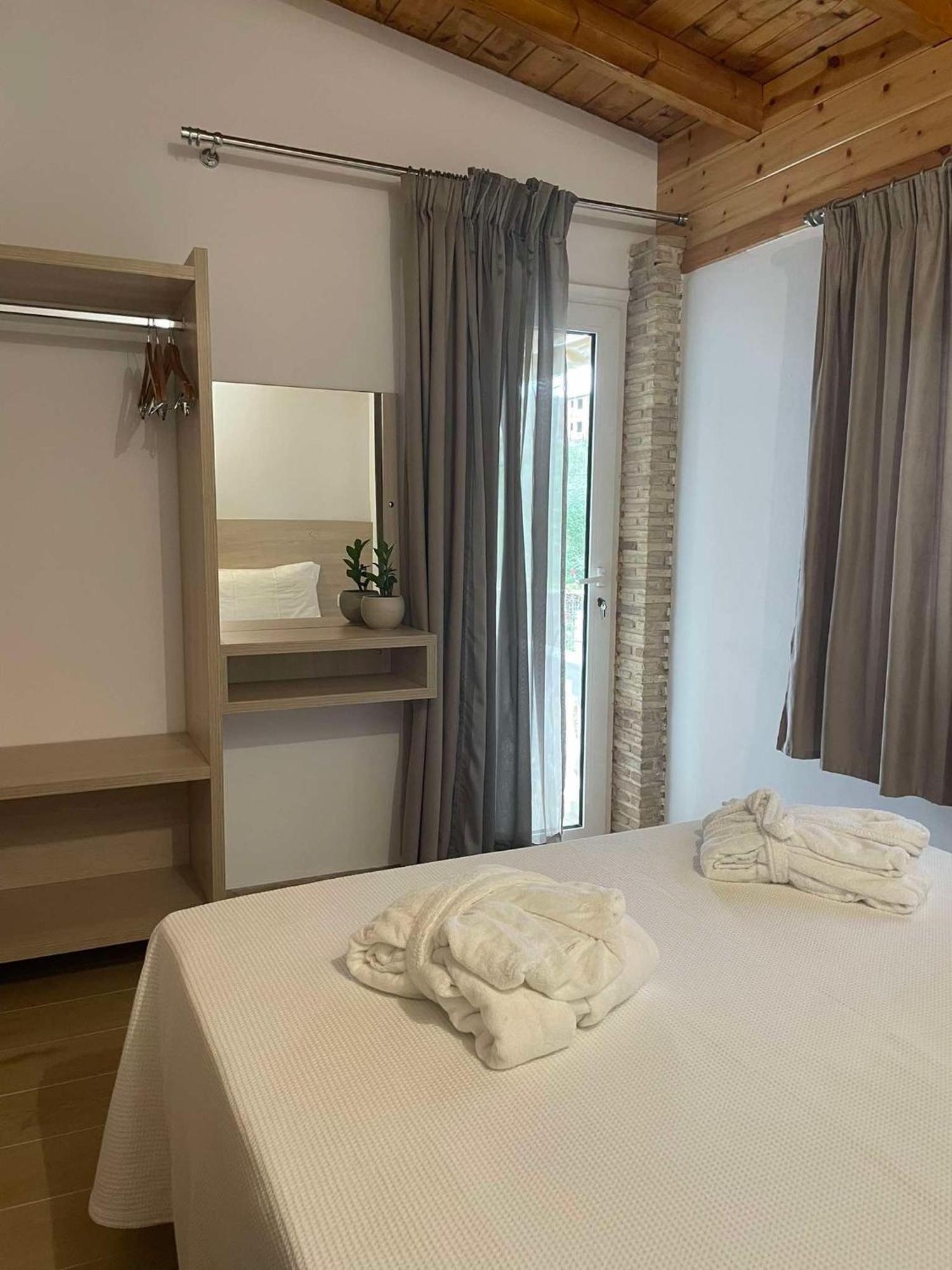 Milos Apartments Himarë Eksteriør billede
