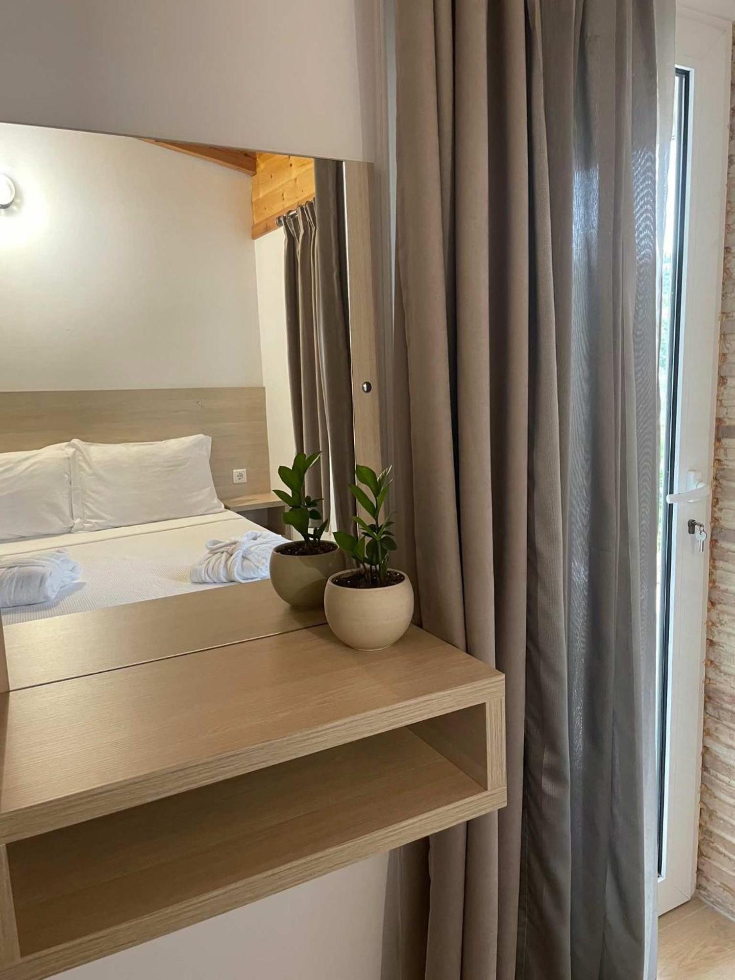 Milos Apartments Himarë Eksteriør billede